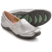 58%OFF レディースカジュアルスリップアドオン Ahnuジャッキー特許シューズ - スリップアドオンを（女性用） Ahnu Jackie Patent Shoes - Slip-Ons (For Women)画像